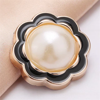 10-Pack Elegant Pearl ปุ่มดอกไม้สีดําสีขาว 12.5/18/25 มม.ปุ่มเย็บผ้าพลาสติกสําหรับชุด Blazer Decor Minimalist ดอกไม้ DIY Craft อุปกรณ์เสริม