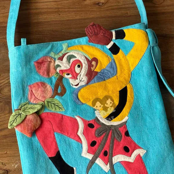 กระเป๋าผ้า 2025การออกแบบเฉพาะกระเป๋าผ้าเย็บปะติดปะต่อกันของ Monkey King รุ่นใหม่กระเป๋าพร็อพกระเป๋าผ