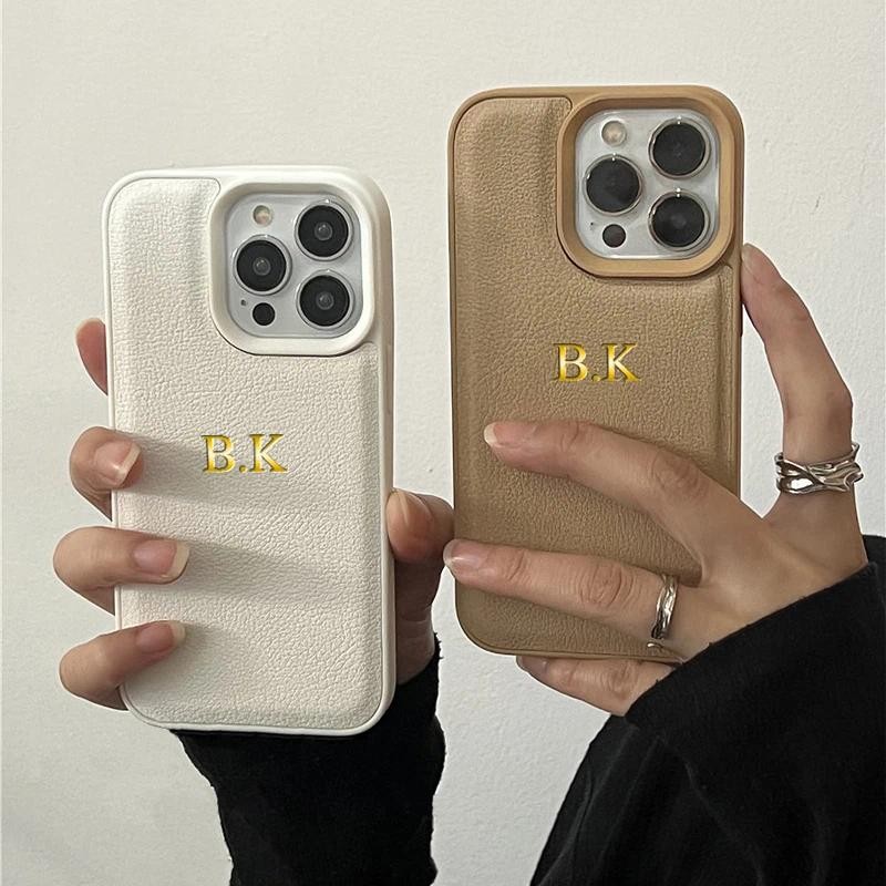 ส่วนบุคคลชื่อสําหรับ iPhone 16 15 14 13 12 11 Pro Max ที่กําหนดเองเริ่มต้นตัวอักษรหนัง DIY แกะสลักฝาครอบ 16 Pro Max