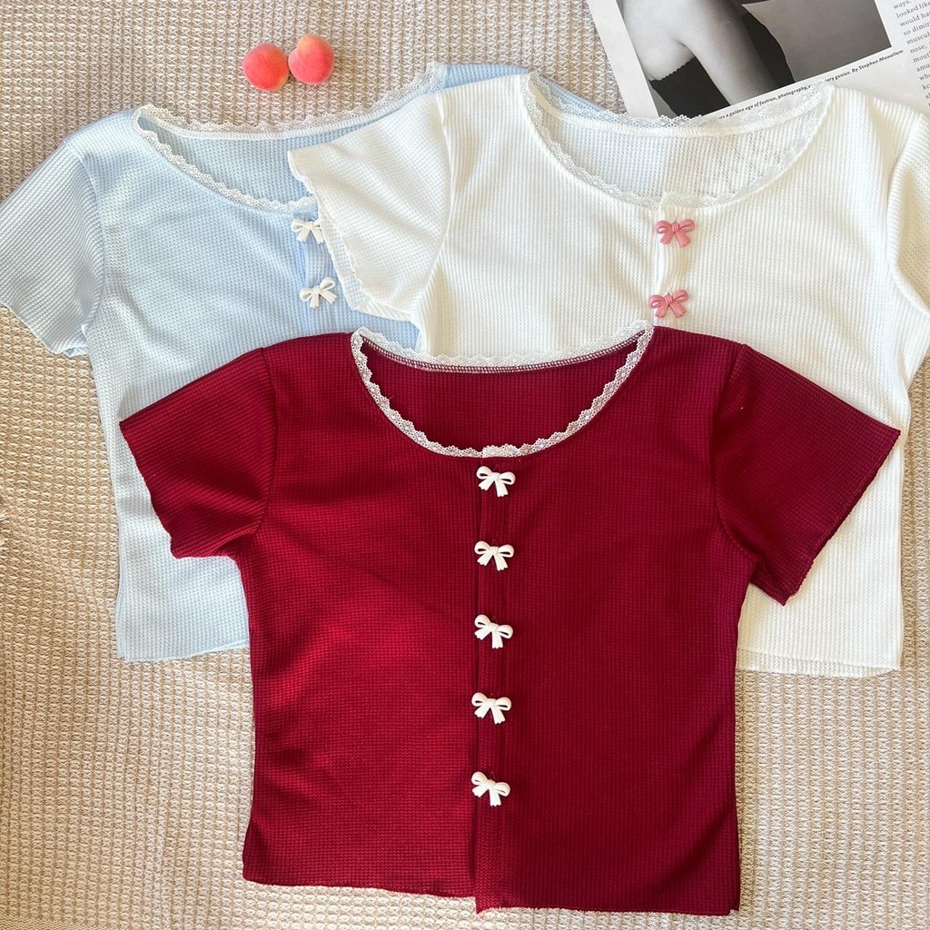 Fleurladyz.เสื้อคอลูกไม้ กระดุมโบว์หน้า เสื้อแขนสั้น ผู้หญิง