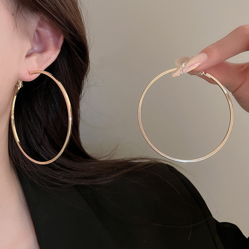 ต่างหูห่วงขนาดใหญ่แบบ matte textured gold ในสไตล์ minimalist chic เสริมความสวยงามในวัน.daily และ retro - รูปที่ 4