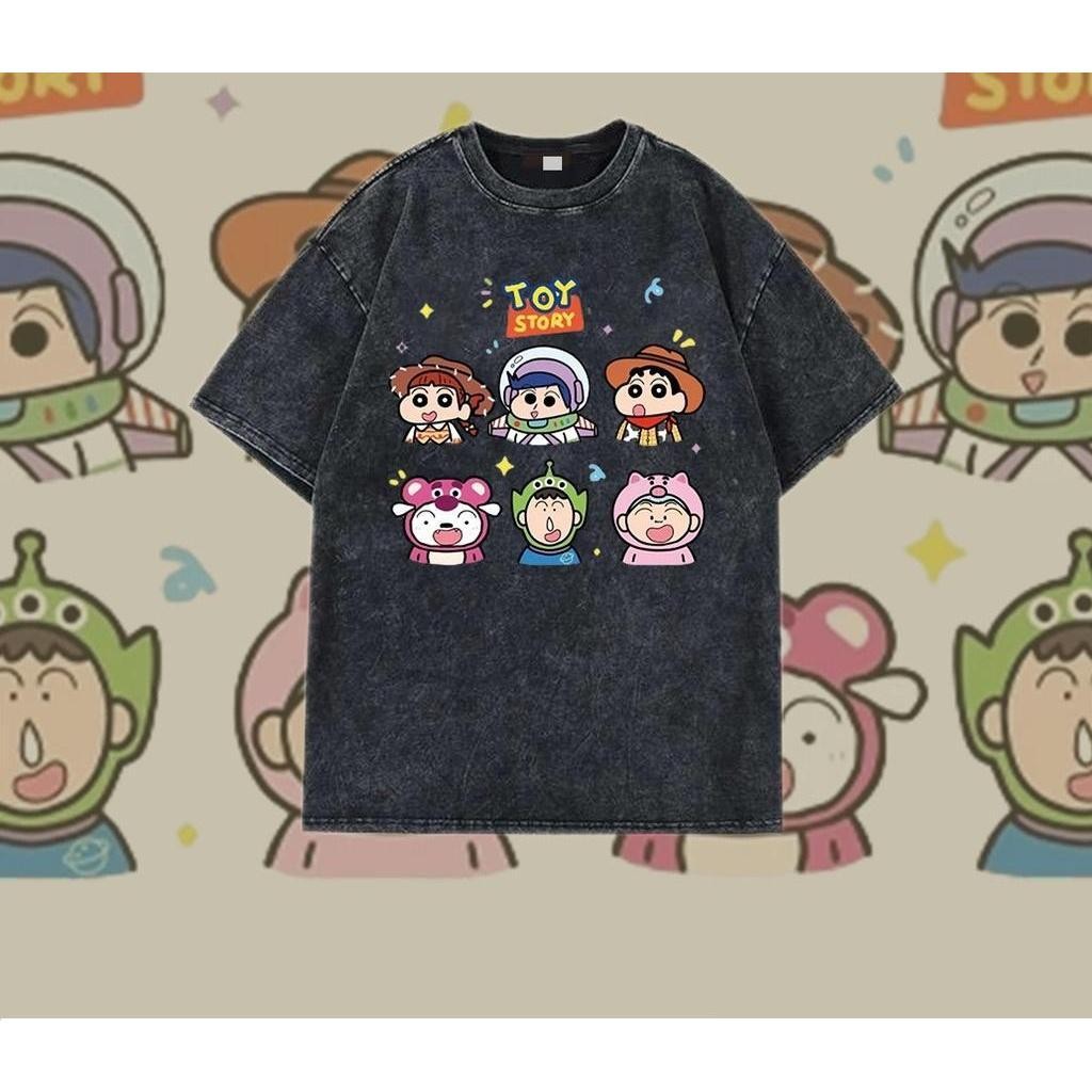(จัดส่งตลอด 24 ชั่วโมง)เสื้อยืด Oversize เสื้อยืดโอเวอร์ไซส์ลายการ์ตูน Toy Story x ชินจัง คอตตอน 100%