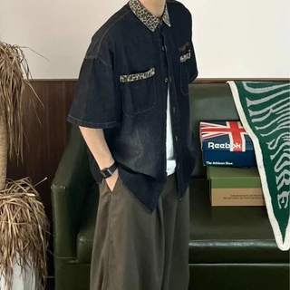 MNO.9 เสื้อเชิ้ตแขนสั้น ผู้ชาย ผ้ายีนส์ short-sleeved shirts A10 คอปกลายเสือ มีกระเป๋าหน้าอก ปักอักษร เสื้อเชิ้ตเกาหลี