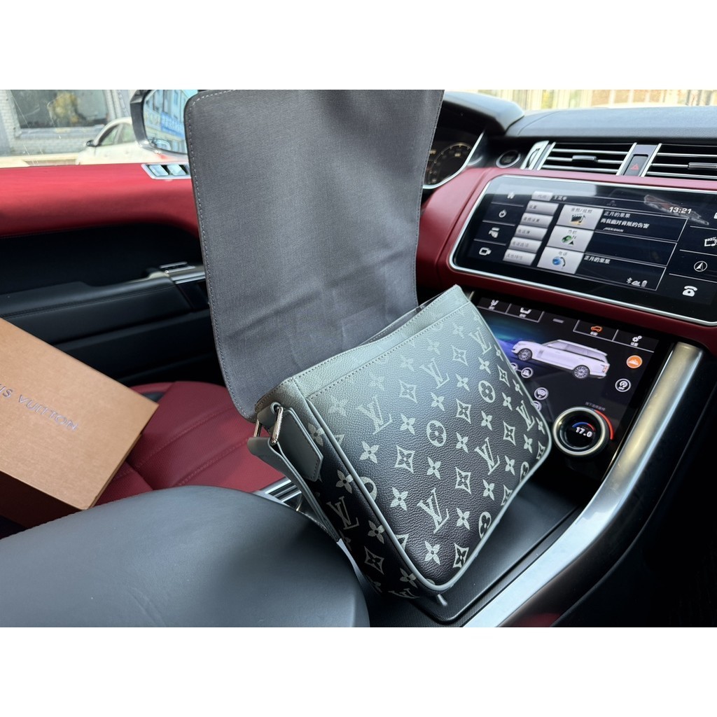 พร้อมส่ง L- District PM Mens Crossbody Messenger Bag บุคลิกภาพ (พร้อมกล่อง)