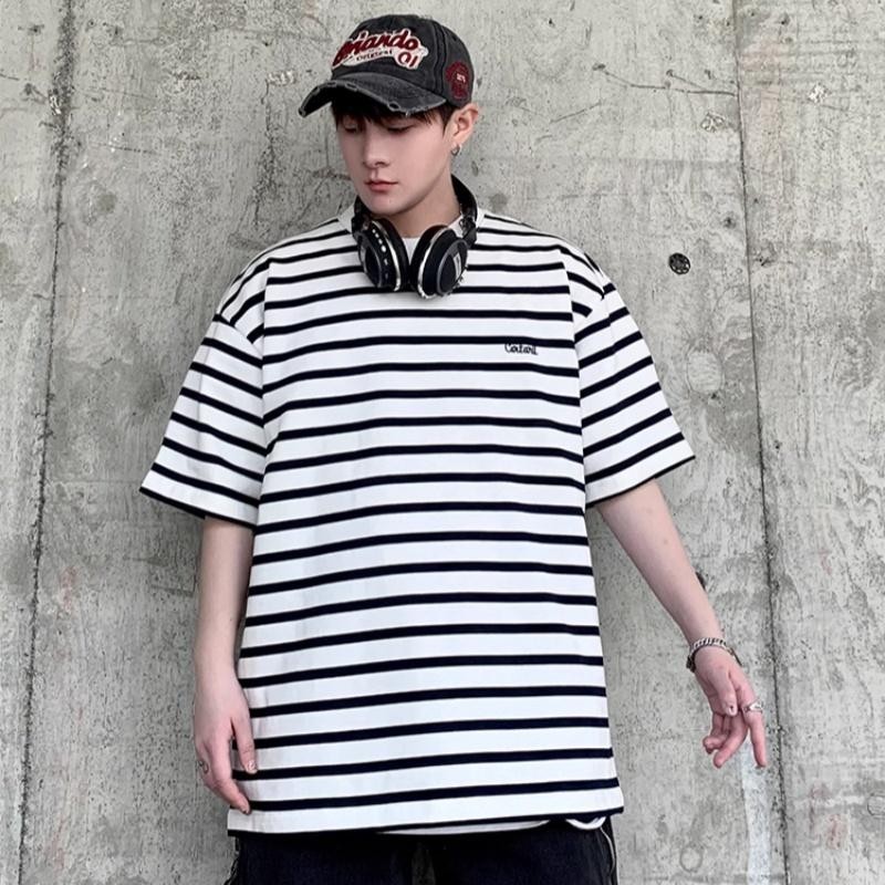 M＆M เสื้อยืดลายทาง คอกลม พิมพ์ลายตัวอักษร แบบหลวมลำลอง ฤดูร้อนปี2025รุ่นใหม่