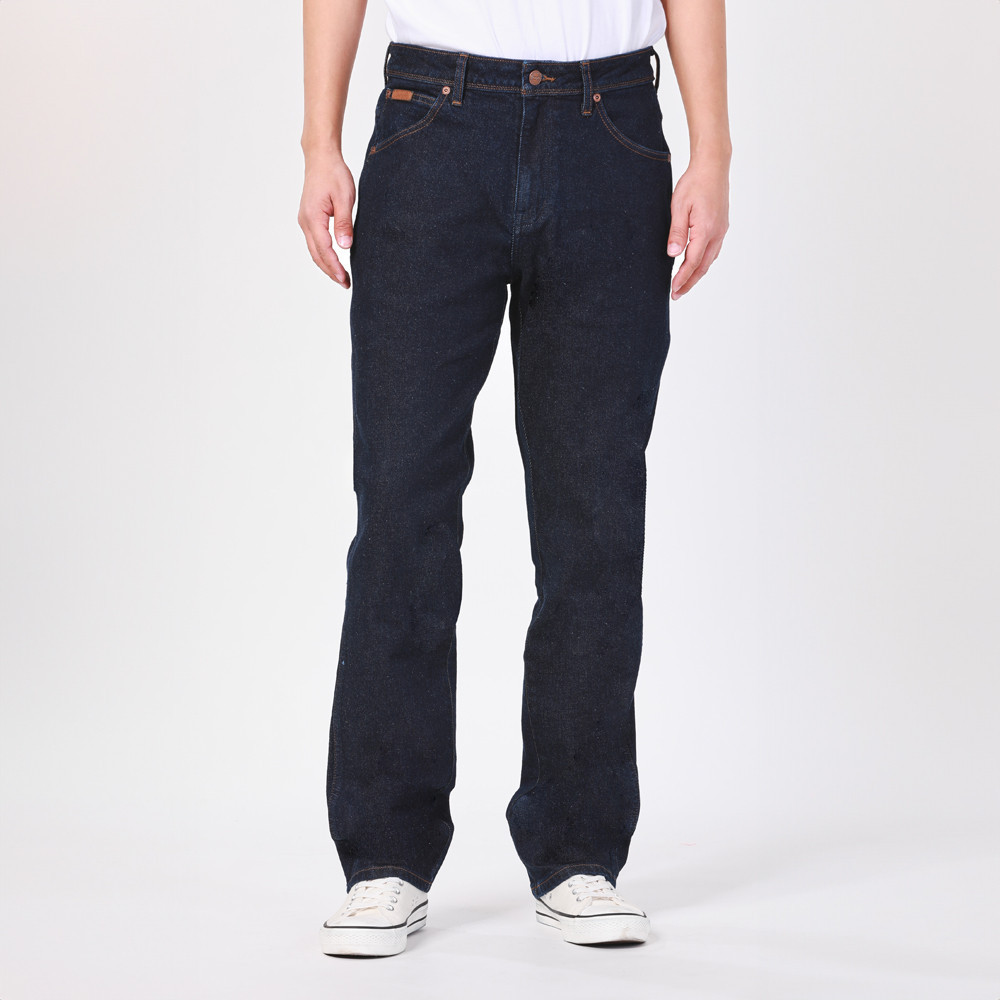 WRANGLER กางเกงยีนส์ผู้ชาย เอวกลาง ทรงเข้ารูป รุ่น WR F124MTESF04 - สียีนส์กลาง