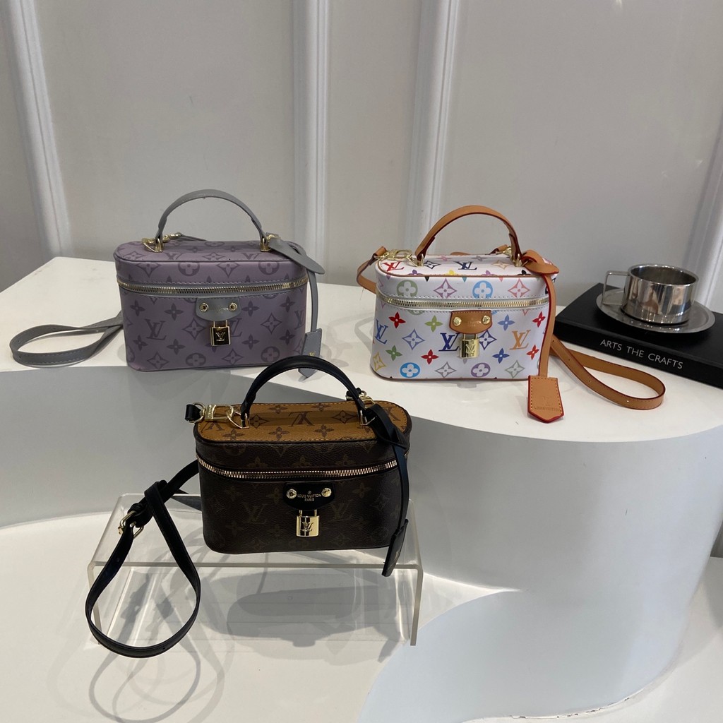 กระเป๋าสตรีแบบสะพายข้างและหิ้วไหล่ ขนาดกระทัดรัด พร้อมล็อก ผลิตจากหนังแท้