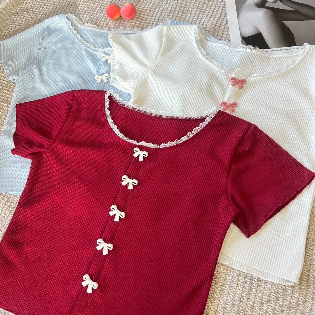 Fleurladyz.เสื้อคอลูกไม้ กระดุมโบว์หน้า เสื้อแขนสั้น ผู้หญิง