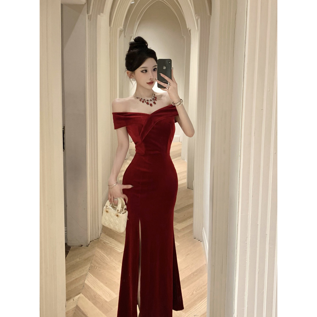 เดรสกำมะหยี่แขนเปิดบ่า ชุดราตรี คอวี สีแดงผ้ากํามะหยี่ ชุดเดรสยาว