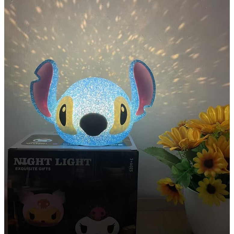 Disney Stitch Particle Projection Night Light น่ารักการ์ตูน Lilo & Stitch 3D ตุ๊กตาโคมไฟอ่านหนังสือ Creative โคมไฟตั้งโต๊ะเด็กของขวัญ