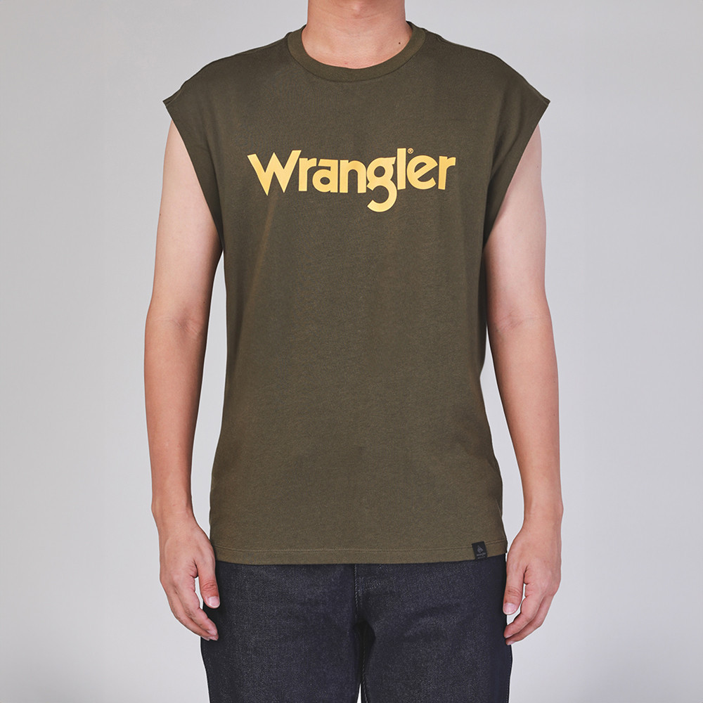 WRANGLER เสื้อยืดแขนสั้นผู้ชาย ทรง Regular รุ่น WR S524MTSSF49 สีเขียวเข้ม