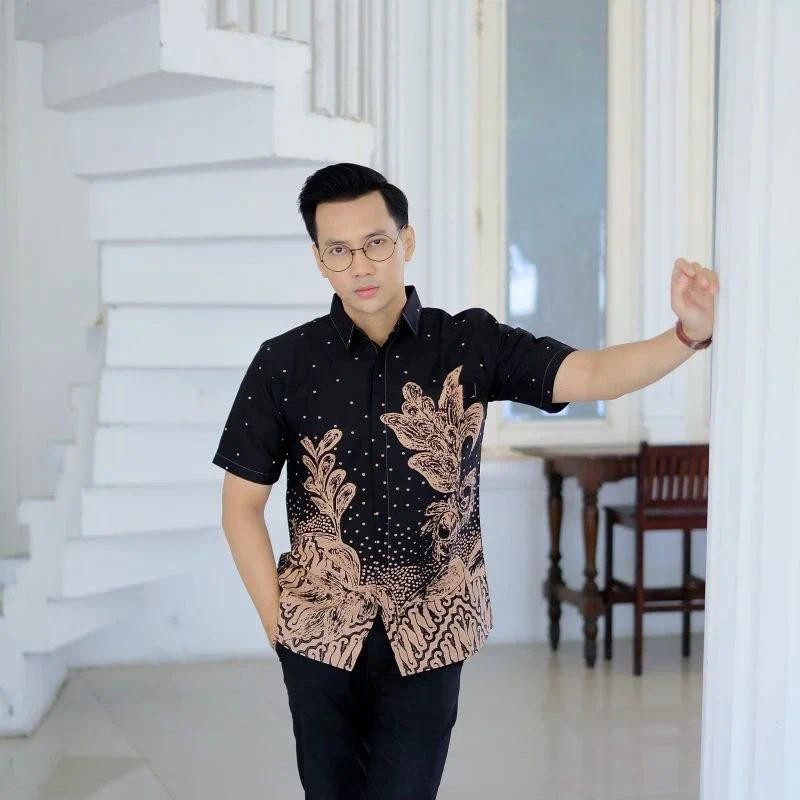 KEMEJA Brown Sente Leaf Motif เสื้อเชิ้ตแขนสั้นผู้ชายทรงสลิมฟิต