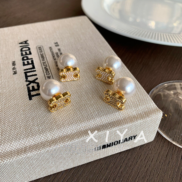 Xiya French Classic All-Match Diamond-Studded Letter ต่างหูมุกอารมณ์แฟชั่น