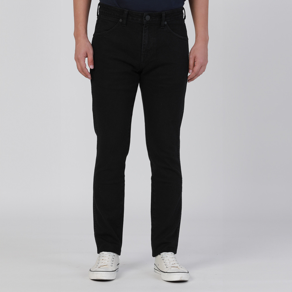 WRANGLER กางเกงยีนส์ผู้ชาย เอวต่ำ ทรงรัดรูป Bryson รุ่น WR F424MBRYF20 สีดำ