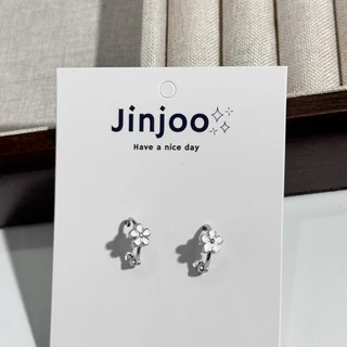 Jinjoo ต่างหูดอกไม้ รุ่น Daisy Hug ดีไซน์ดอกไม้สีขาว โซคิ้ว ขนาด 9 mm.