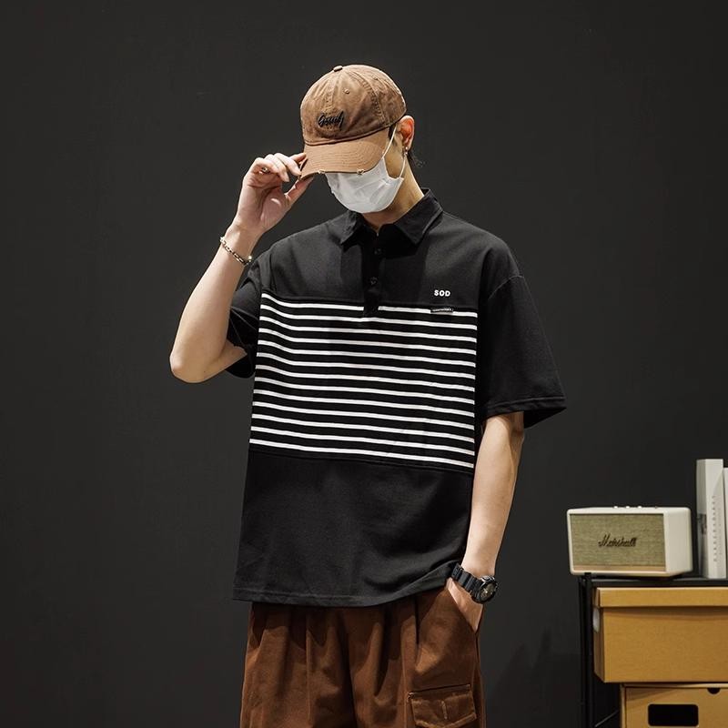 💥BECoolMan💥เสื้อโปโลผู้ชายฤดูร้อน เสื้อยืดลายทางสีดำและสีขาว แขนสั้นทรงหลวมแมทช์ง่ายเรียบง่าย