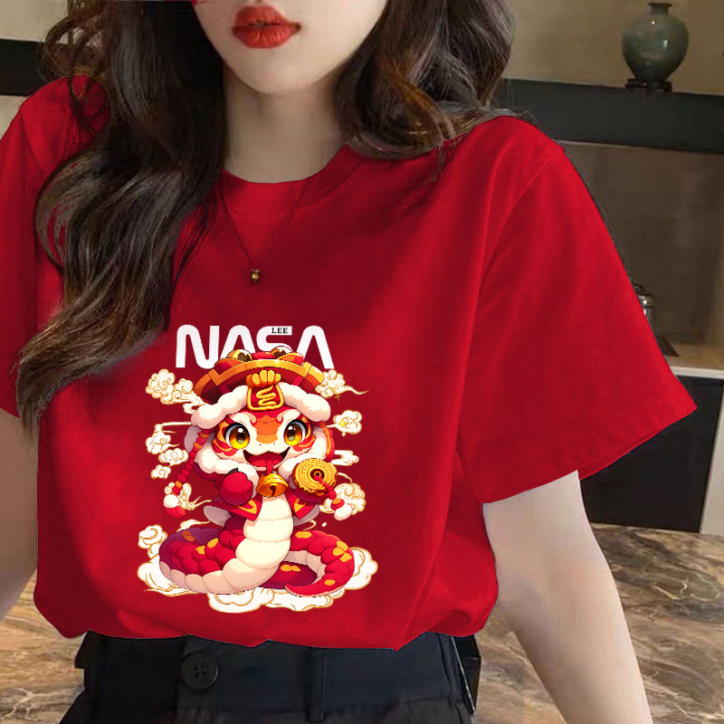【ส่งจากไทย】Insanewe 2025 ชุดปีใหม่แขนสั้นสีแดงแฟชั่นจีนงูปี โทเท็ม พิมพ์เสื้อยืดครอบ