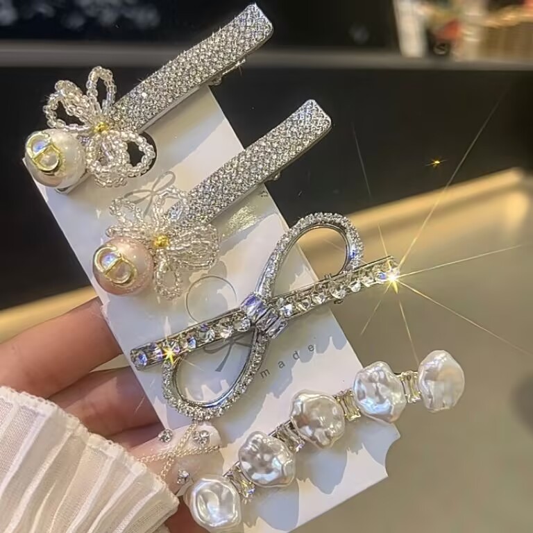 2025 สไตล์เกาหลี สวยงาม ความรู้สึกระดับสูง อารมณ์ โบว์เพชรเงา คลิปผมไข่มุก ด้านข้างเป็ด