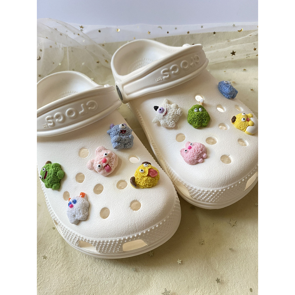 jibbitz crocs jibbitz Original Crocs Crocs รองเท้าเหมาะสําหรับรองเท้าดอกไม้ตลกขนสัตว์มอนสเตอร์ครอบคร