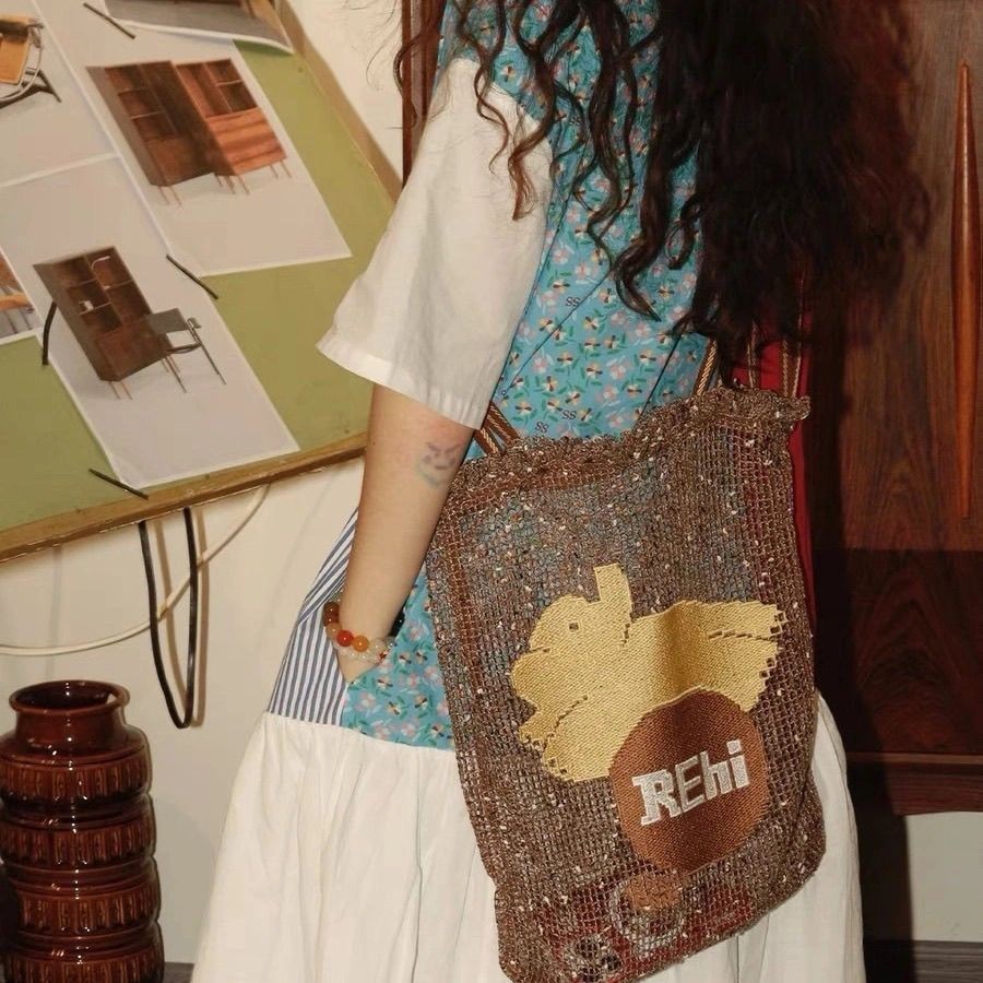 REhi Twist Pocket Bag - กระเป๋าสะพายหลังขนาดใหญ่.Cross Body Tote ออกแบบโดยมีเชือกลูกสุนัขปักและกระเป