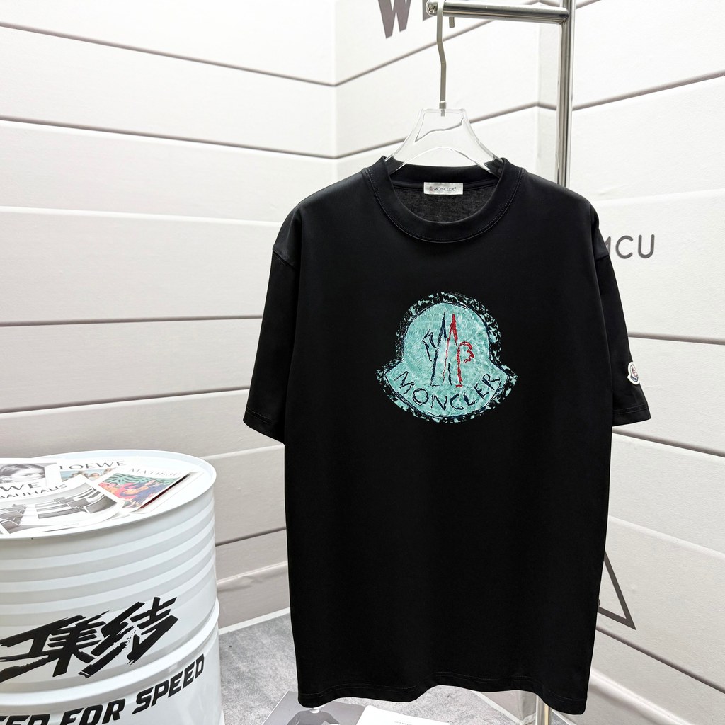 Moncler/Moncler 2026 คลาสสิกรอบคอแขนสั้นเสื้อยืดผู้ชายผู้หญิงสบายๆขายร้อน Street สวมใส่ Counter Sync
