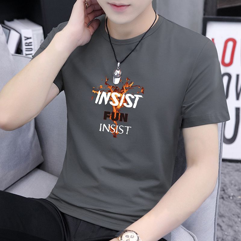 2026 แฟชั่น 2026 ฤดูร้อนสไตล์ใหม่แขนสั้นเสื้อยืดผู้ชายรอบคอครึ่งแขนด้านบนเสื้อผ้าอินเทรนด์พิมพ์เสื้อ