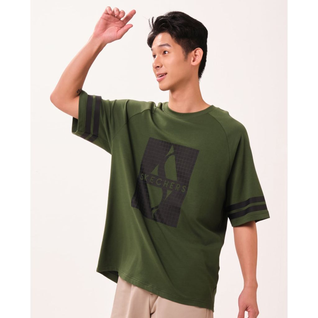 SKECHERS - เสื้อยืดแขนสั้นผู้ชาย Game On Iconic SL126M215-03WF