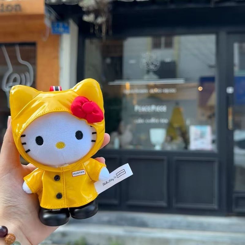 เสื้อกันฝนสีเหลือง Hello Kitty จาก Taiwan 711 พร้อมจี้ห้อยกระเป๋าตุ๊กtan่ารัก