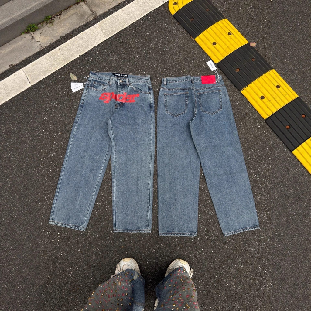 Sp5der Street แบรนด์อินเทรนด์ Rose Red พิมพ์ตัวอักษรล้างน้ํา Distressed Casual กางเกงยีนส์