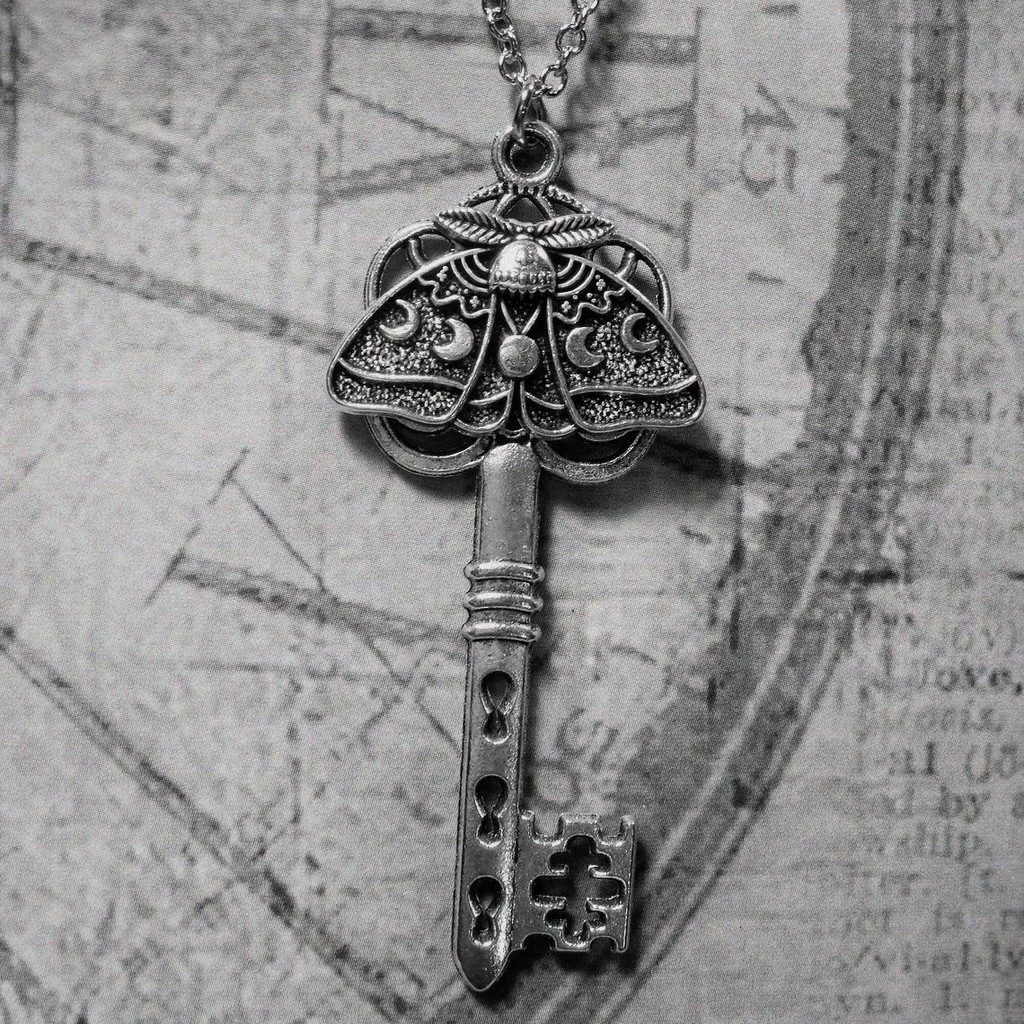 Junyu Retro Light Luxury High-End Moth Skull Key สร้อยคอ251221ก