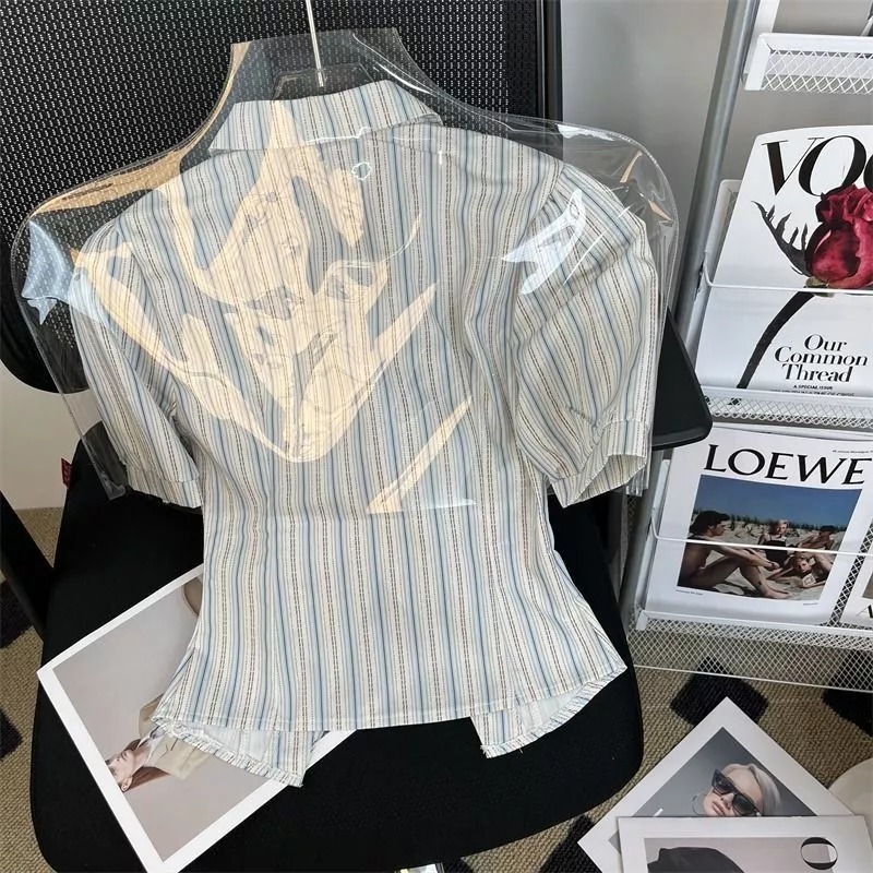 COCO เสื้อสุภาพสตรี แขนสั้น คอวี ลายดอกไม้ ทรง Slim Fit thumbnail 10