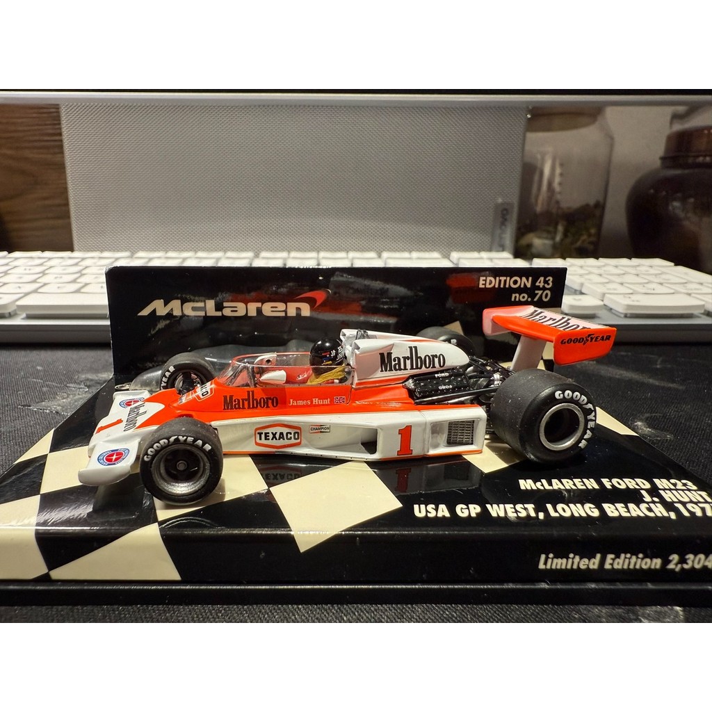 มินิคัท 1/43 McLAREN FORD McLAREN FORD M23 Hunt 1977 Race Season American Station Marlboro Smoke Log