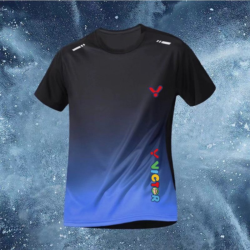 เสื้อยืดสำหรับกีฬา โทนสีเดียว ออกแบบให้แห้งไว รอบคอกลม สวมใส่ง่ายทั้งผู้ชายและผู้หญิง เหมาะสำหรับการเล่นกีฬามากมาย เช่น เทนนิส แบดมินตัน และขี่จักรยาน