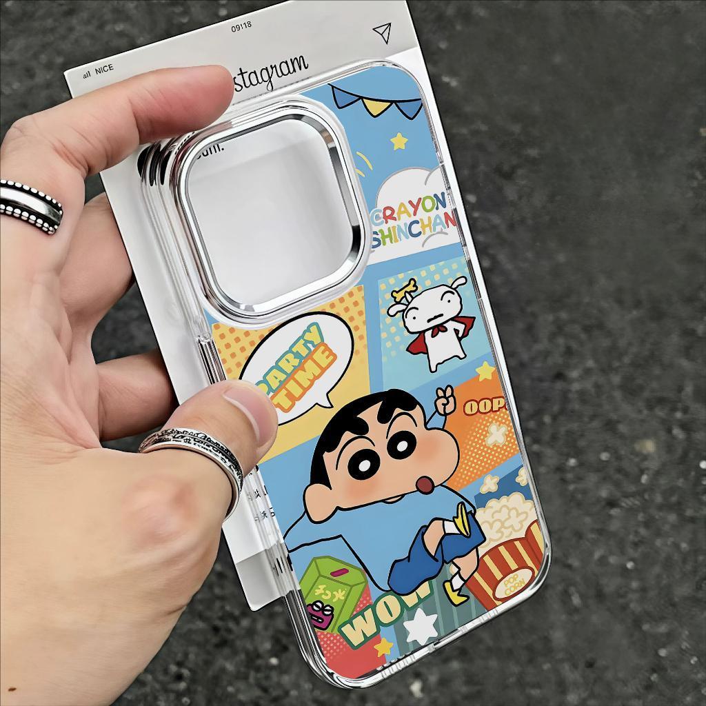 เคสไอโฟน เคส iPhone 17/16/15 Pro Max/14/13 12 11 XS XE 8 7 Plus กรอบเลนส์ขนาดใหญ่ – ลายชินจังสุดน่ารัก