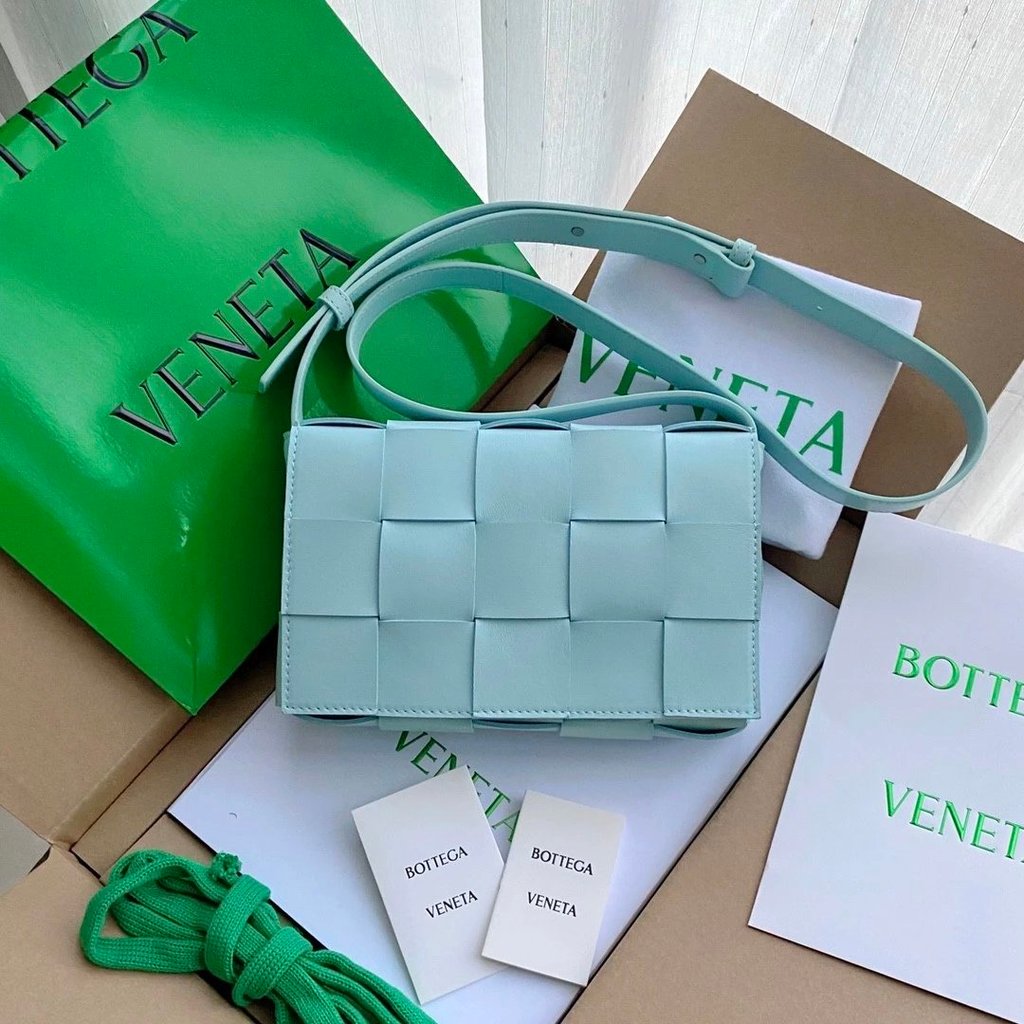 หมอนแบบกระเป๋าพกพาสะดวก แบรนด์ Qiwei มีลายเป็ดน้ำสีฟ้า พร้อมกระเป๋าสะพายสไตล์เดียวกัน