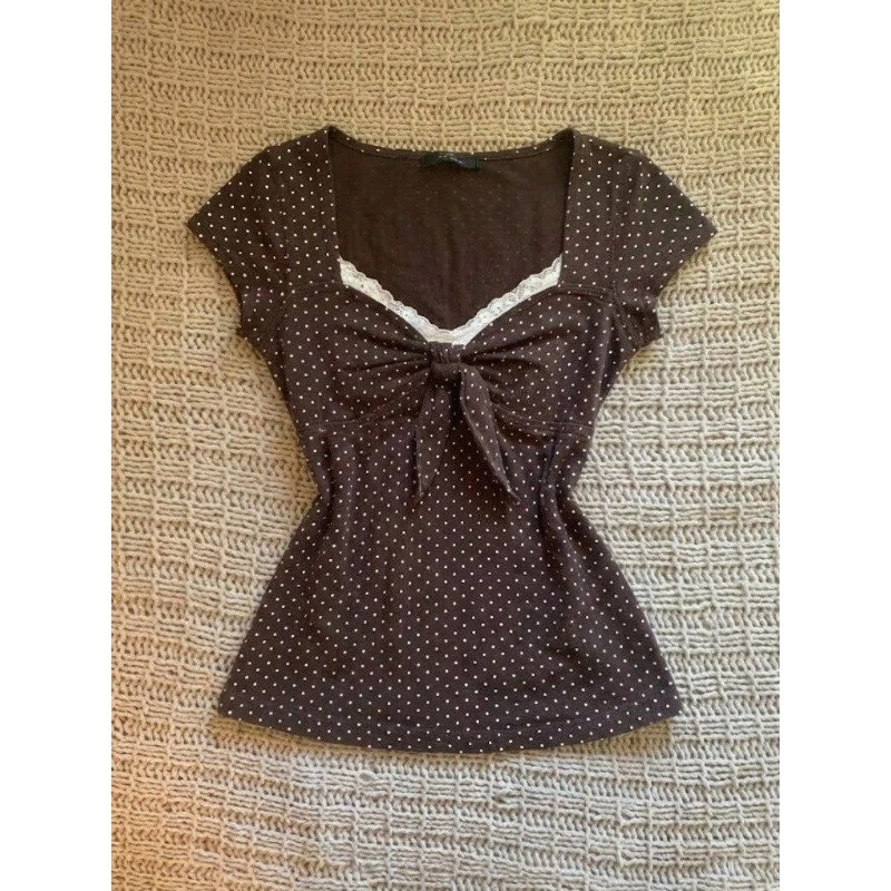 shayne-เสื้อท็อปลายจุดสีน้ำตาล คอวีลึก แขนสั้น โบว์หน้า ลูกไม้ สไตล์สาวหวานอ่อนโยน