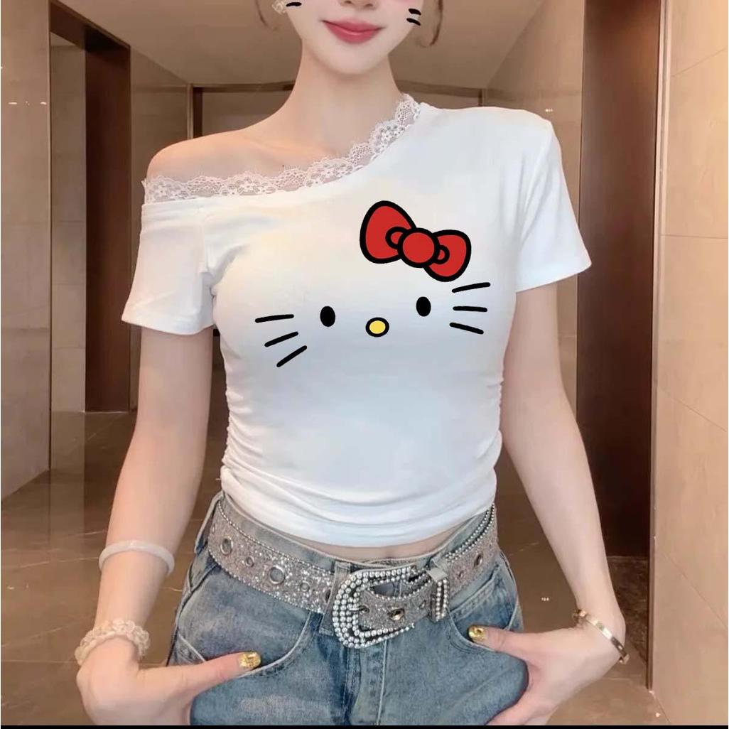 ส่ง24ชั่วโมง✨ เสื้อทีเชิร์ตคอเอียงขอบลูกไม้ ลายKitty ทรงรัดรูปครอปท็อป ผ้ายืดคุณภาพสูง | สีขาว/ดำ/เทา