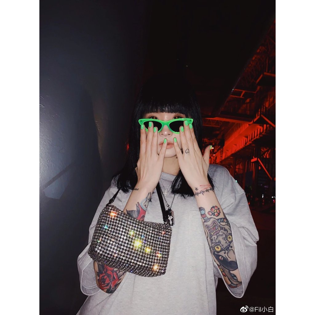 Alexander Wang กระเป๋าน่ารัก ทำจากหนังวัวและประดับด้วยคริสตัล