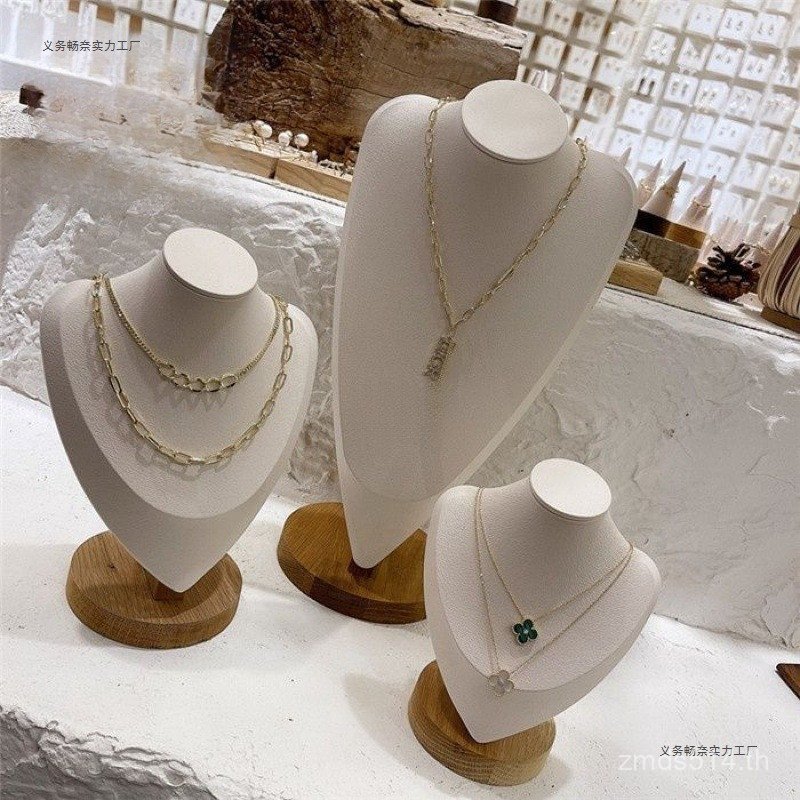 เครื่องประดับรุ่นภาพอุปกรณ์ประกอบฉากรูปหัวใจคอเครื่องประดับพิเศษยืนแสดงคอเครื่องประดับสร้อยคอไม้เนื้