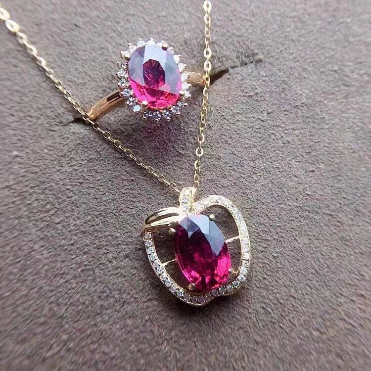 ชุดเครื่องประดับมาลีนสีแดงกุหลาบจากบราซิล ประกอบด้วยสร้อยคอมายเนลิน 18K Gold 0.9 ct และแหวน 1.8 ct