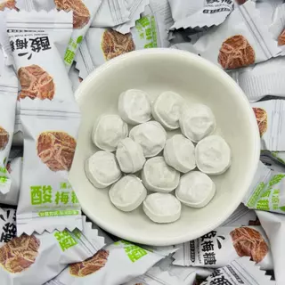 ลูกอมบ๊วยเคี้ยวหนึบรสเปรี้ยวหวาน หอมกลิ่นบ๊วยเต็มรสชาติ เม็ดเล็กพกง่าย อร่อยเพลินหยุดไม่อยู่