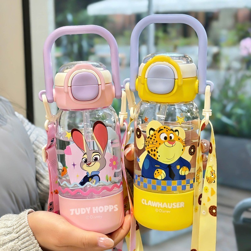 ✨Crazy Zoo เด็กถ้วยน้ําพลาสติก 590ML พร้อมขวดน้ําฟางสายรัดปรับได้ + แบบพกพาแบบพกพาป้องกันการรั่วปลอดภัยไม่มี BPA นักเรียน/สาว Universal Ready Stock ผมตรง