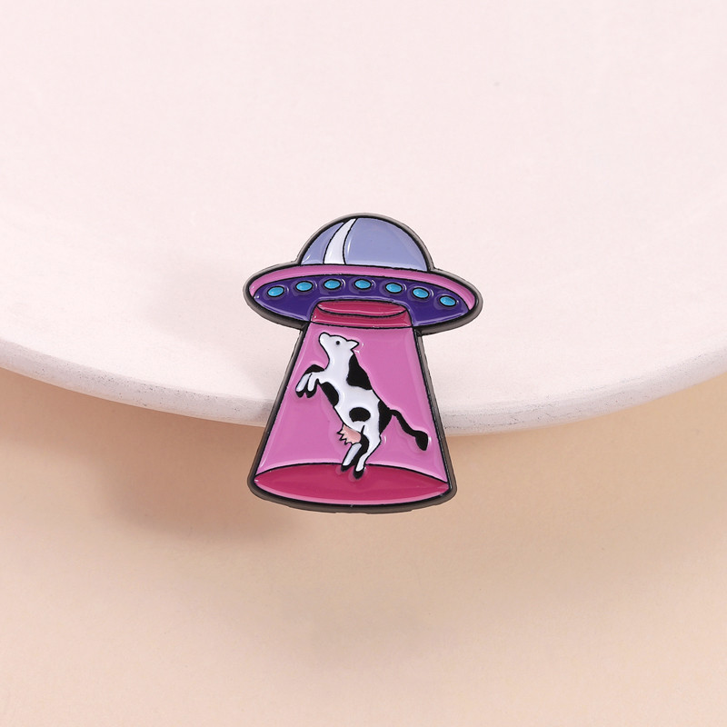 เข็มกลัดสไตล์ UFO และCow ดีไซน์แปลกใหม่สำหรับสะสมและประดับตกแต่ง