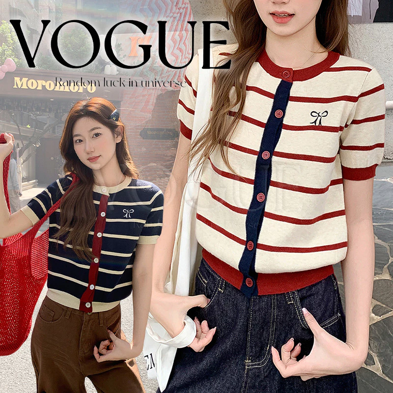 Vogue🌟พร้อมส่ง🌟 เสื้อไหมพรมแขนสั้น คอกลมติดกระดุม ลายทางปักโบว์ ผ้านุ่มใส่สบาย (V147)