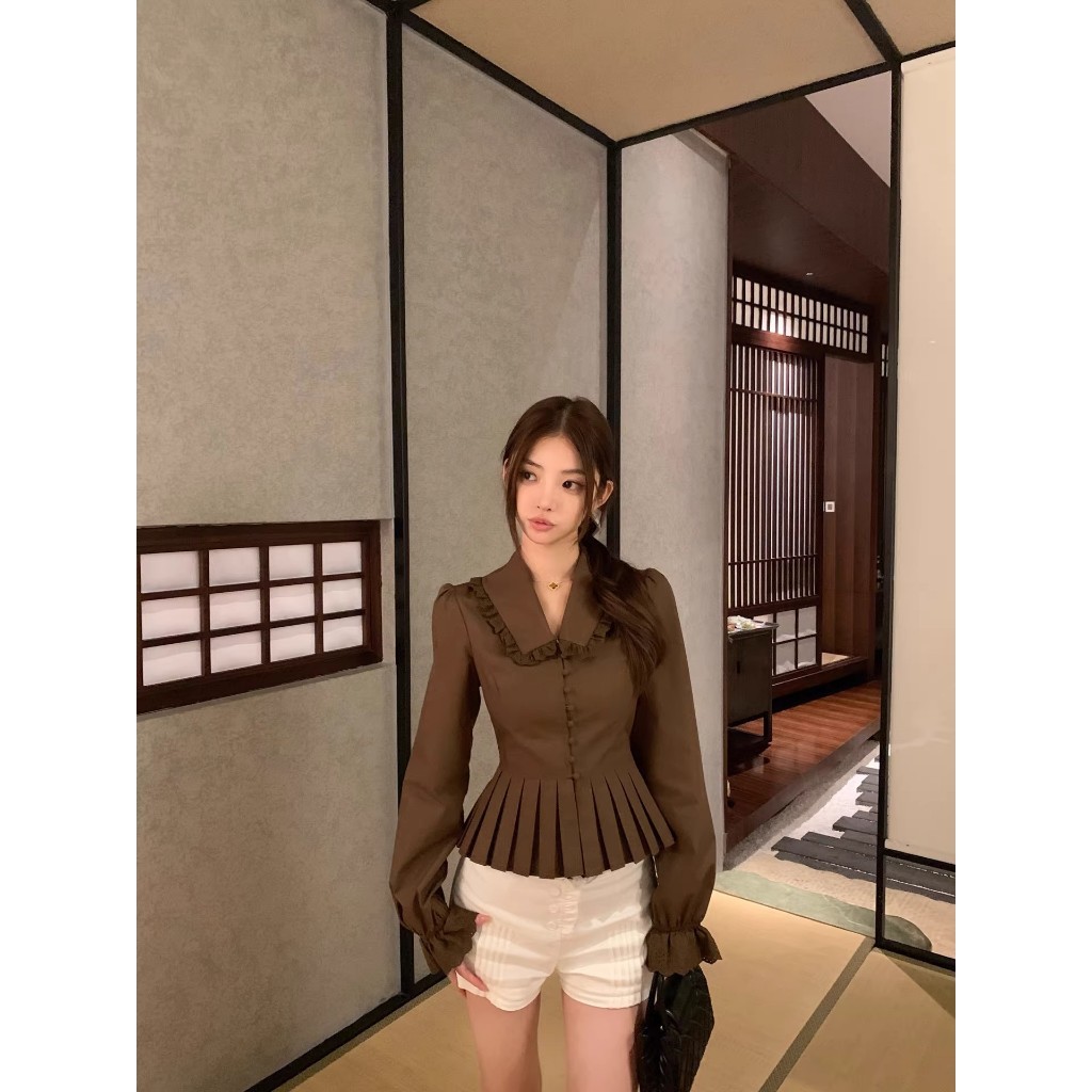 w688 เสื้อเชิ้ตแขนยาวคอปกดีไซน์เก๋ไก๋จาก akifoon.store โดดเด่นด้วยแขนบาน ดีไซน์จับจีบ และเข้ารูปช่วงเอว เหมาะสำหรับสวมใส - รูปที่ 4