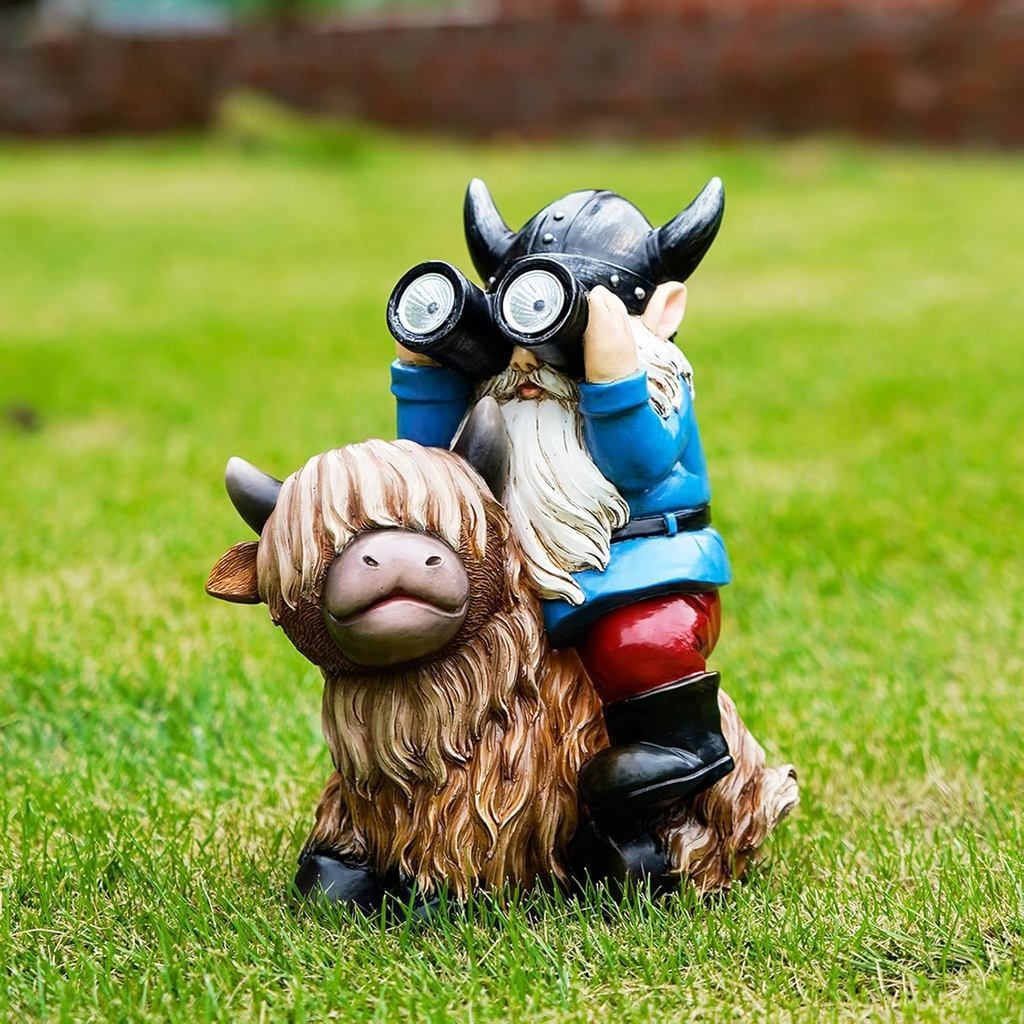 รูปปั้นสวน Gnome เรซิ่น Gnome นั่งบน Highland Cow ไฟ LED พลังงานแสงอาทิตย์กล้องโทรทรรศน์กลางแจ้ง Gno