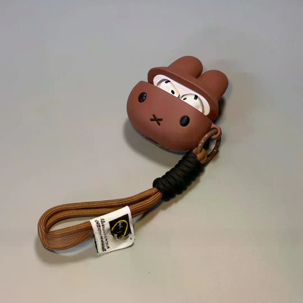 [คลังสินค้าพร้อม] เคสหูฟังช็อกโกแลต Miffy Rabbit เหมาะสําหรับ AirPods Pro3 เคสป้องกันกันกระแทกเหมาะสําหรับ AirPods4