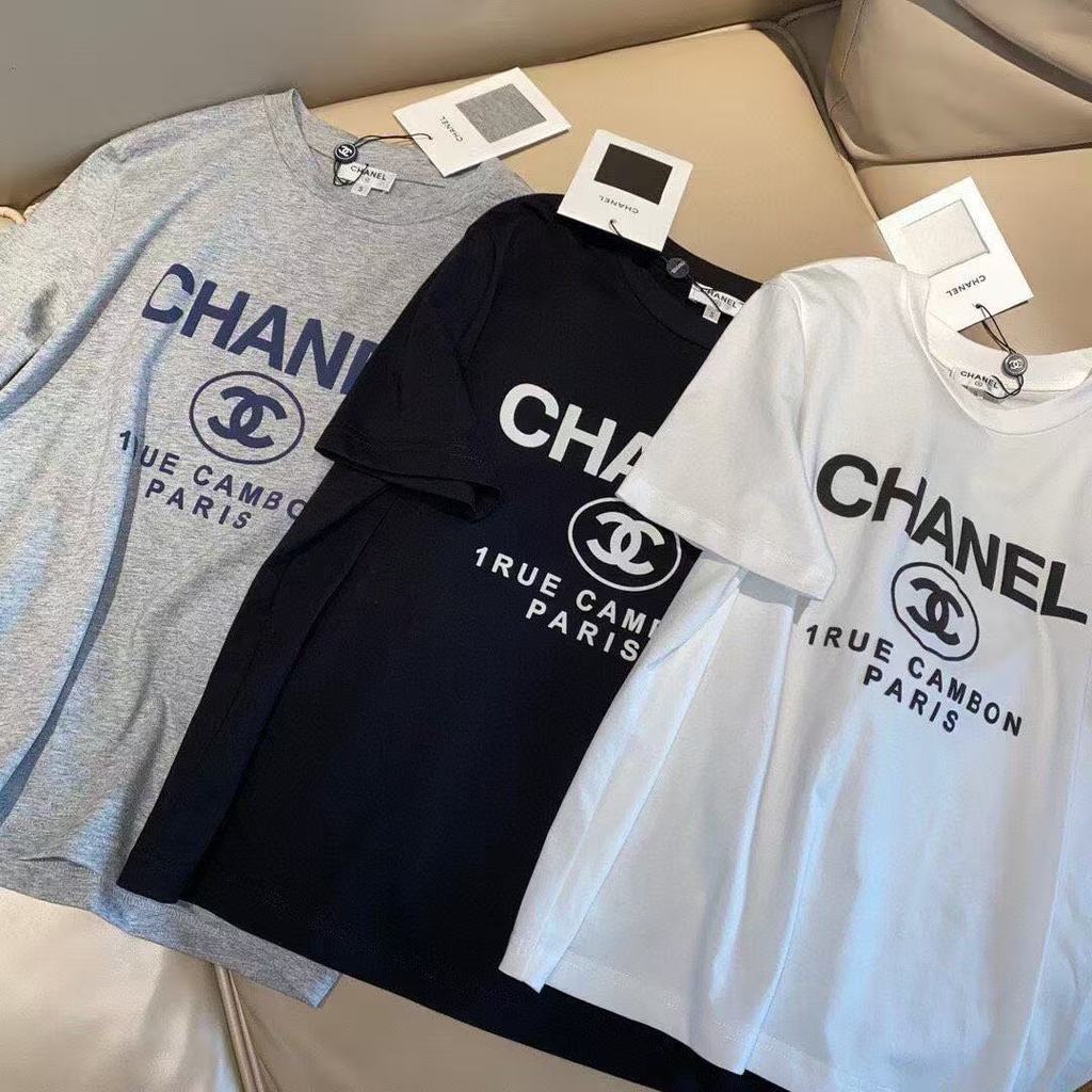 [พร้อมส่ง] เสื้อยืดแขนสั้นคู่รัก คอกลม พิมพ์ลายตัวอักษรแบรนด์เนม ดีไซน์ทันสมัย ​​สำหรับผู้ชายและผู้หญิง ขนาด S-3XL