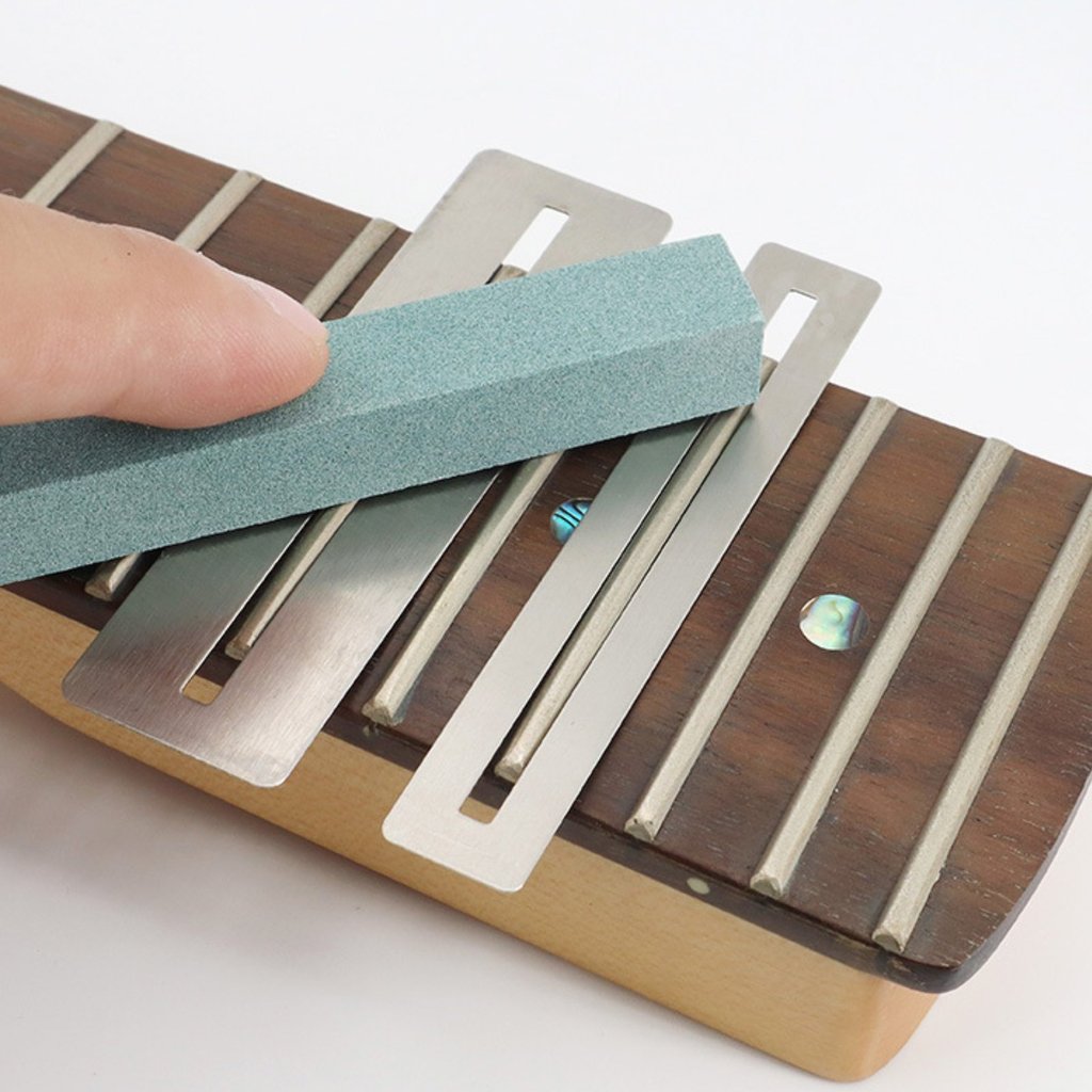 2 ชิ้นReusable FretขัดGuardยาวนานFret Dressingและเครื่องมือขัดการออกแบบที่มีความยืดหยุ่นสําหรับLutie