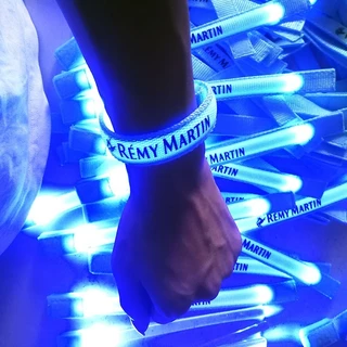 LEDสายรัดข้อมือ เรืองแสงสำหรับกิจกรรมกลางแจ้ง งานบริษัท งานเลี้ยง คอนเสิร์ต และการวิ่งกลางคืน